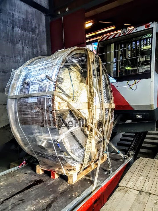 Sicher verpacktes TimberIN Badefass mit integrierter Heizung auf einer Transportpalette vor der Auslieferung