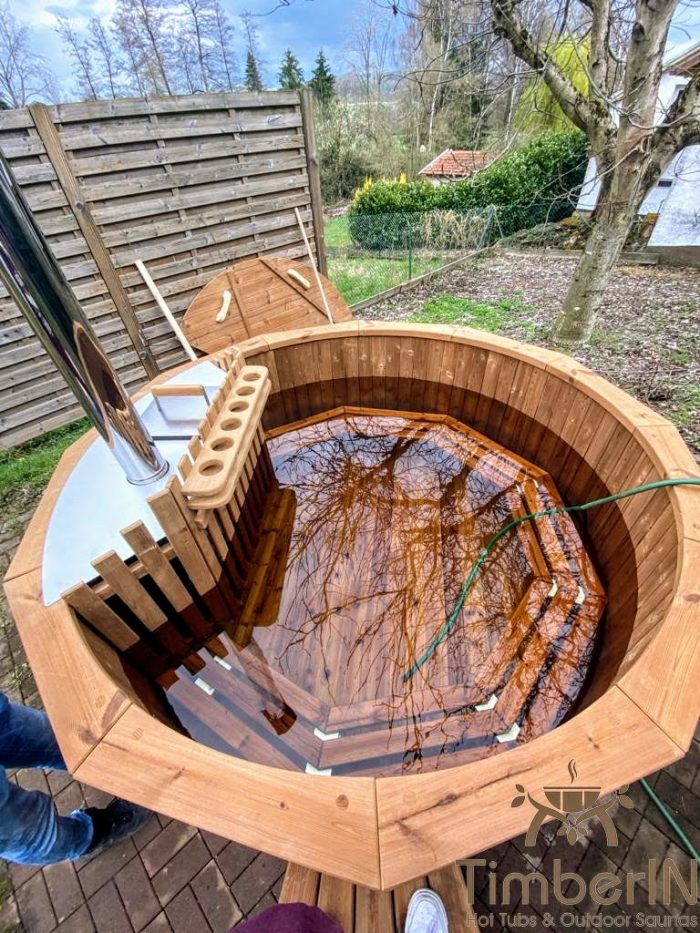 Badebottich aus Holz mit Holzofen