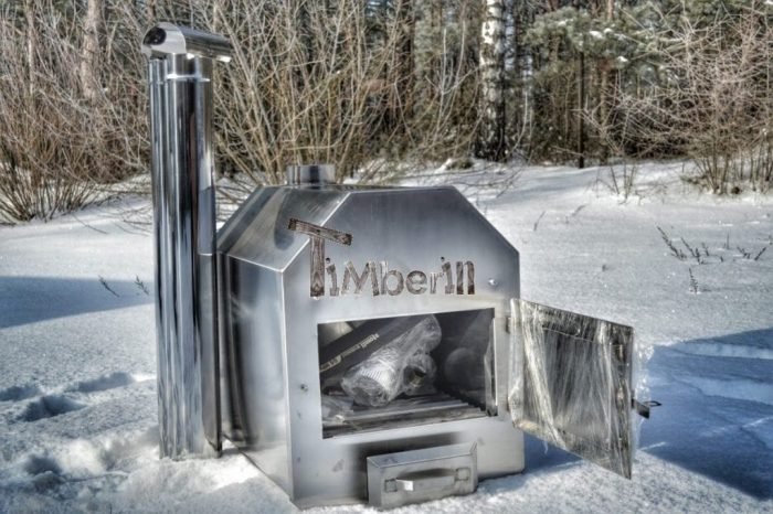 Außenholzofen neben Badefass im Garten – Holzofen für Badefass