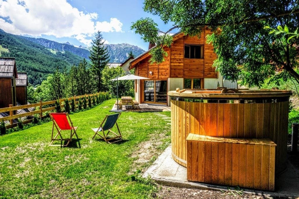 Badefass 9 Moderner Outdoor-Whirlpool mit pflegeleichter Innenwanne