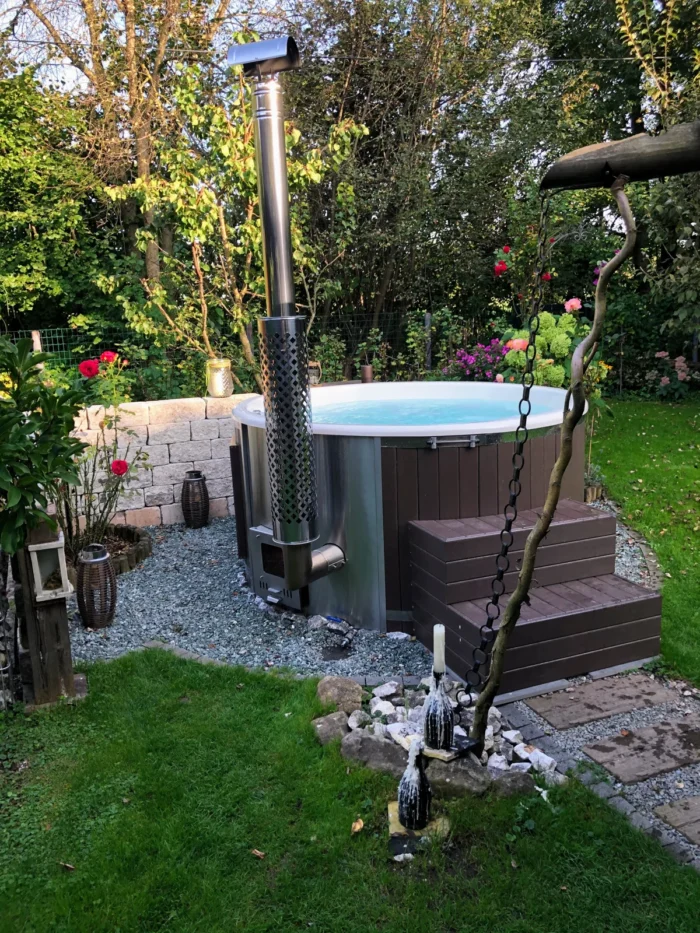 Badefass mit heller Innenwanne, Außenofen und Treppe im Garten