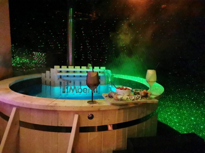 Badefass aus Kunststoff mit Außenofen im Garten