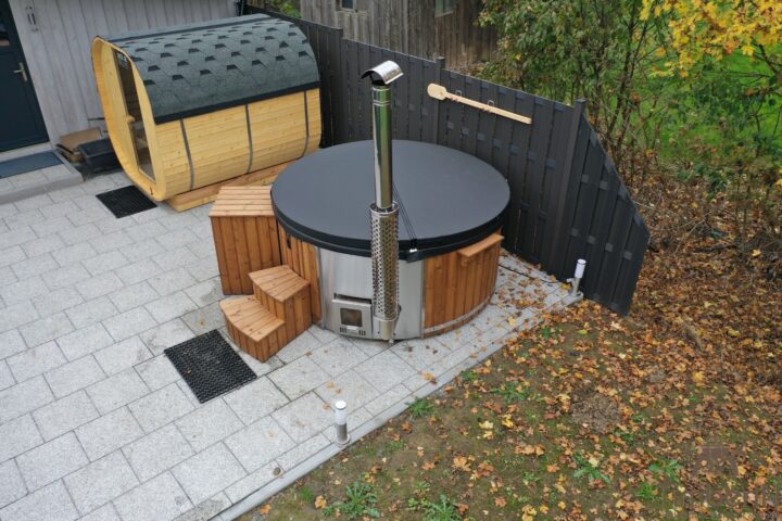 Badefass Hot Tube Whirlpool Mit Holzofen – TimberIN Rojal (1)