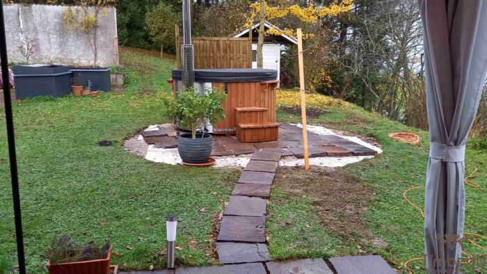 Badefass Hot Tube Whirlpool Mit Holzofen – TimberIN Rojal (1)