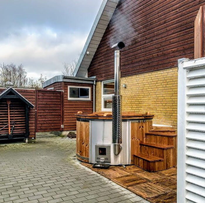 Main subcategory: Badefass mit Holzofen 13 alt="Badefass mit Außenofen aus Edelstahl – holzbefeuerter Badezuber für ganzjährigen Einsatz im Garten"