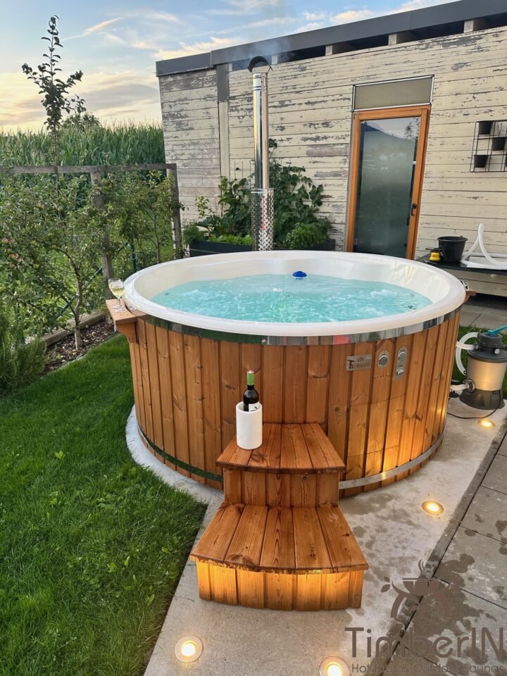 Badefass aus Holz im Garten mit Holzofen