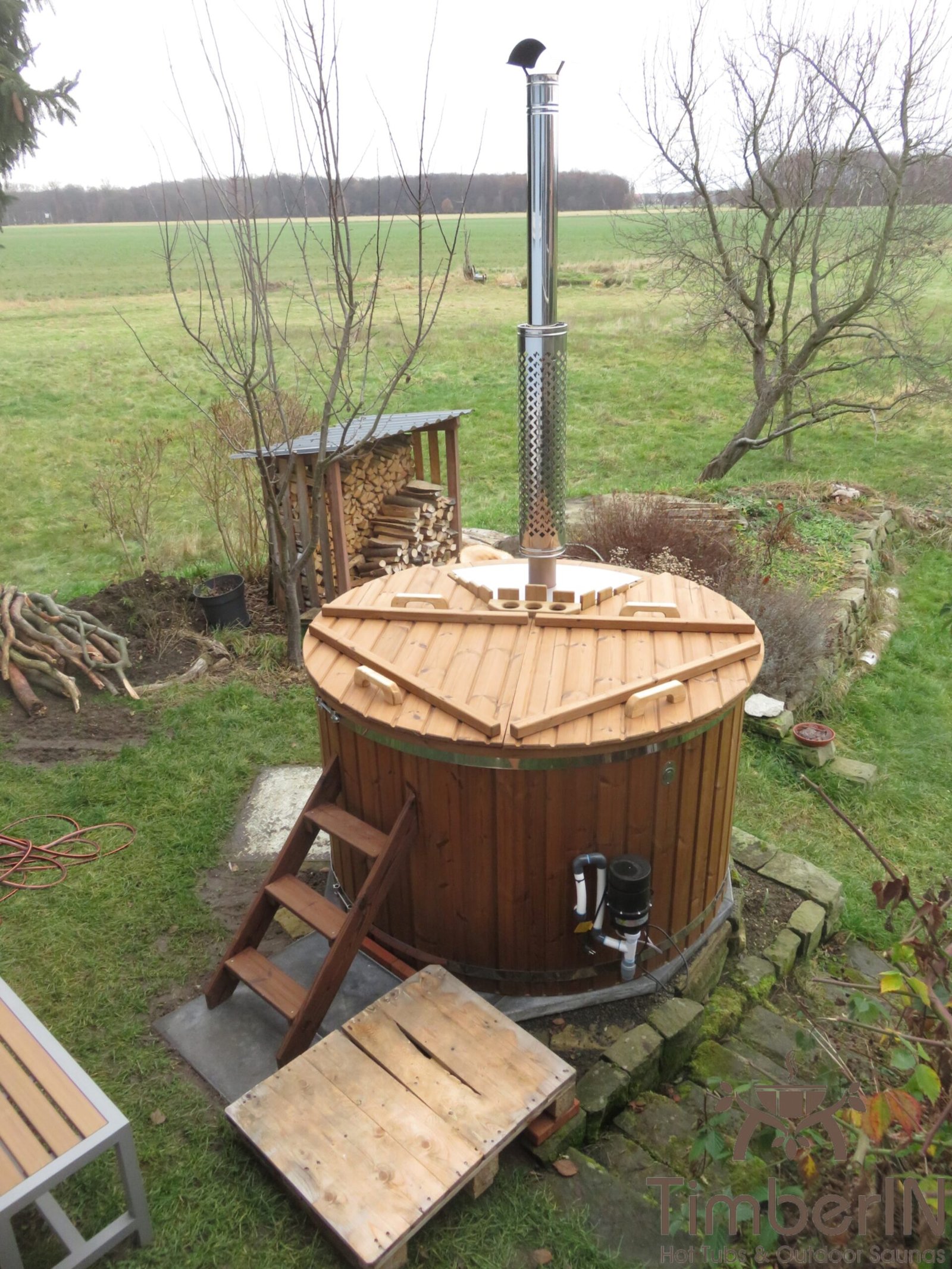 Badefass aus Kunststoff mit Holzverkleidung 1 scaled