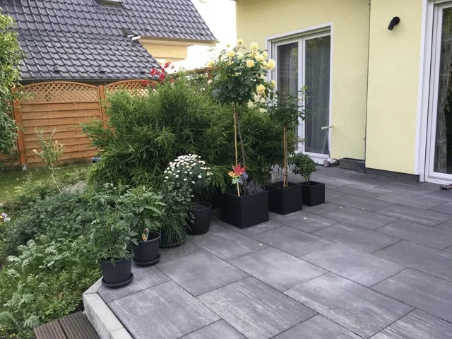 Untergrund 4 Bepflanzte Gartenecke neben der Haus-Terrasse vor der Vorbereitung einer Badefass-Stellfläche