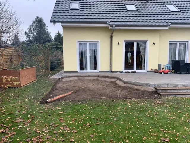 Untergrund 5 Freigeräumte Gartenfläche neben der Terrasse nach dem Entfernen von Pflanzen und Oberboden