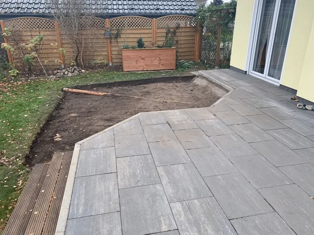 Untergrund 6 Abgesteckte Badefass-Stellfläche neben einer bestehenden Terrasse mit teilweise abgetragenem Oberboden