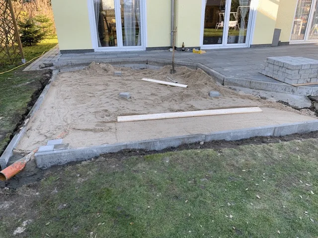 Untergrund 7 Gesetzte Randsteine und vorbereitete mineralische Tragschicht für eine gepflasterte Badefass-Stellfläche
