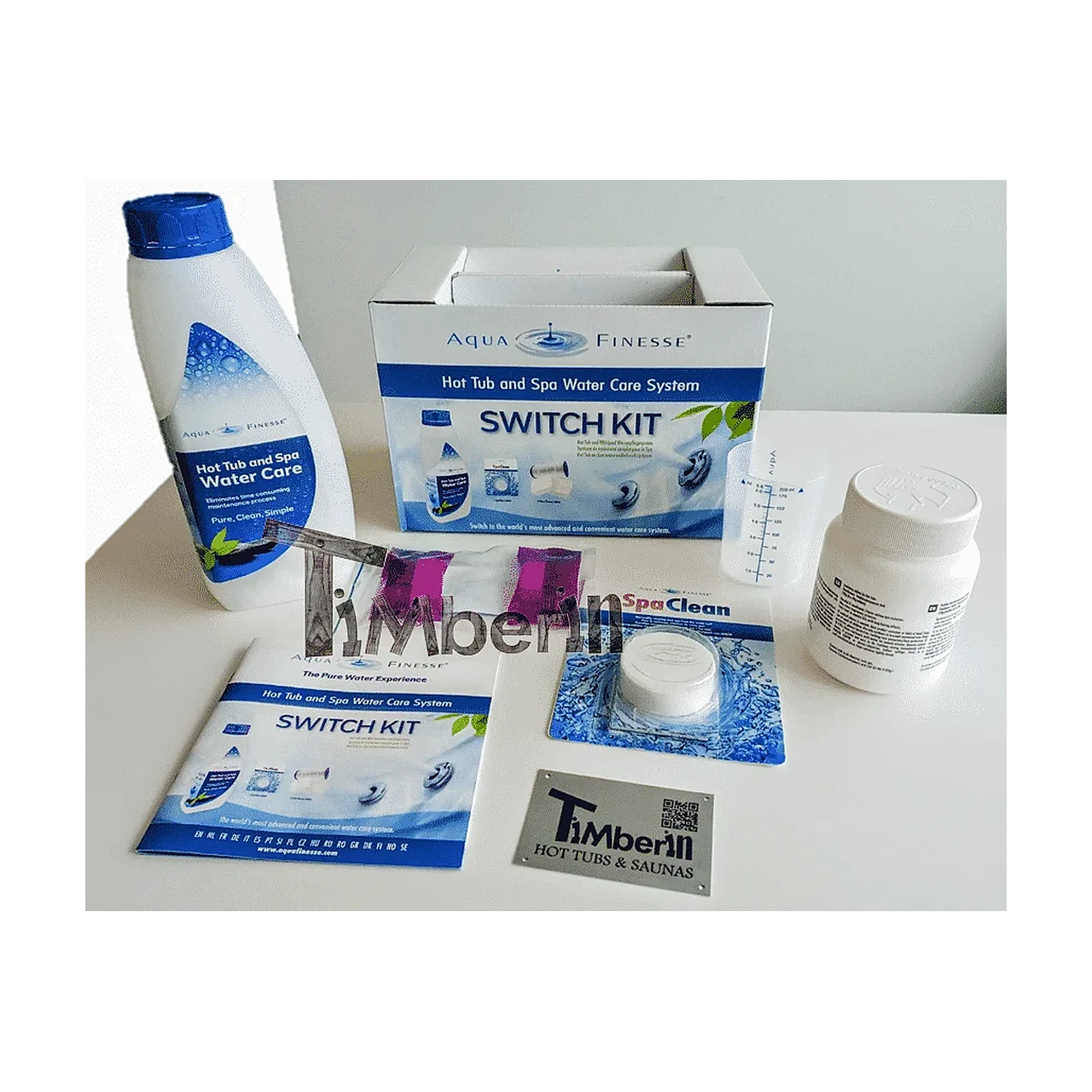 Badebottich Wasserpflege 1 Badebottich Wasserpflege – komplettes Wasserpflege-Set für Badefässer mit Pflegemittelflaschen, Teststreifen, Beuteln und Anleitungspackungen auf weißem Hintergrund.