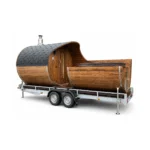 balkon 16 TimberIN Nordic Mobile Barrel Sauna & Hot Tub Combo™ – mobile Fasssauna-Badefass-Kombination mit Thermoholzkorpus, dunklem Schindeldach, offenem Badebereich und zweiachsigem Anhänger auf weißem Hintergrund.