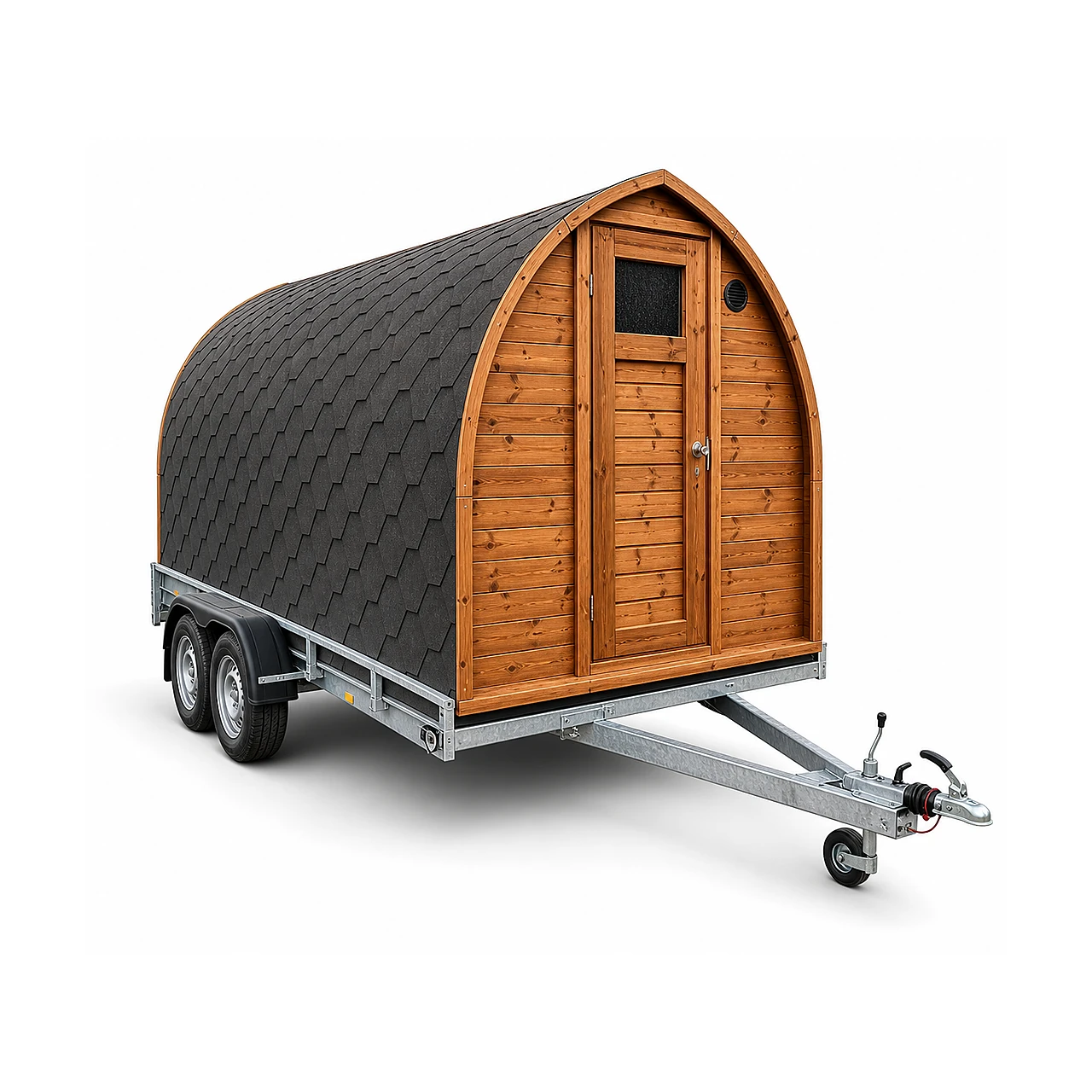 TimberIN Nordic Mobile Sauna Pod™ 1 TimberIN Nordic Mobile Sauna Pod™ – bogenförmige mobile Pod-Sauna mit Holzfront, massiver Eingangstür, schwarzer Schindelhülle und einachsigem Anhänger auf weißem Hintergrund.