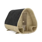 balkon 7 TimberIN Nordic Arc™ – bogenförmige nordische Außensauna mit hellem Holzinnenraum, dunkler seitlicher Schindelhülle, mittiger Glastür und gebogenen Bänken auf weißem Hintergrund.