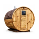 TimberIN Nordic Barrel™ Classic – klassische runde Fasssauna mit naturbelassenen Holzdauben, massiver Eingangstür, quadratischem Fenster, Schornstein und Bodenauflage auf weißem Hintergrund.