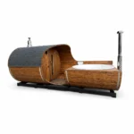 TimberIN Nordic Barrel Duo™ – verlängerte Fasssauna-Badefass-Kombination mit dunklem Schindeldach, Holzfront, Saunatür und angrenzendem offenem Badebereich auf weißem Hintergrund.