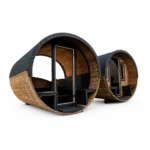 TimberIN Nordic Barrel Panorama™ – Panorama-Fasssauna mit dunkler Schindelhülle, gebogener Vollglasfront, mittiger Glastür und sichtbaren Holzbänken auf weißem Hintergrund.