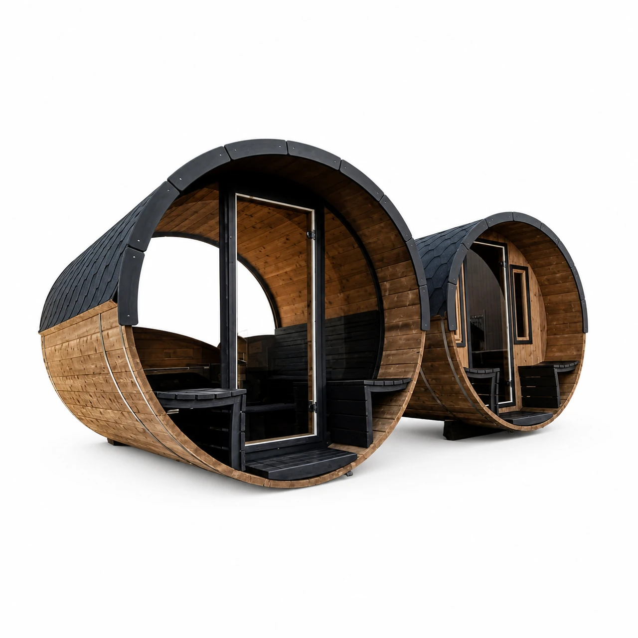 TimberIN Nordic Barrel Panorama™ 1 TimberIN Nordic Barrel Panorama™ – Panorama-Fasssauna mit dunkler Schindelhülle, gebogener Vollglasfront, mittiger Glastür und sichtbaren Holzbänken auf weißem Hintergrund.