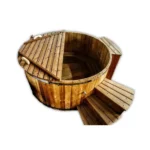 Lieferung 15 TimberIN Nordic Classic™ – kantiges Vollholz-Badefass mit geformten Innenbänken und passender zweistufiger Holztreppe auf weißem Hintergrund.