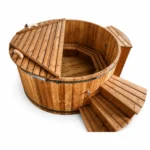 Rund 15 TimberIN Nordic Classic™ – kantiges Vollholz-Badefass mit geformten Innenbänken und passender zweistufiger Holztreppe auf weißem Hintergrund.
