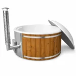 Badefass 1 TimberIN Nordic Core Badefass mit weißer Innenwanne, Thermoholz-Verkleidung, integriertem Holzofen, Edelstahl-Schornstein und geöffneter Isolierabdeckung auf weißem Hintergrund.