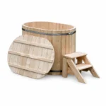 Rund 17 TimberIN Nordic Duo™ Wood – ovales Zwei-Personen-Badefass aus Vollholz mit gebogenen Holzbänken, Holztreppe und rundem Holzdeckel auf weißem Hintergrund.