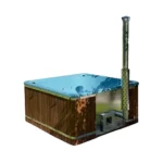 Lieferung 12 TimberIN Nordic Elite™ Square – großes quadratisches holzbefeuertes Badefass mit blauem Formeinsatz, Holz- und dunkler Paneelverkleidung, integriertem Ofen und hohem Edelstahlschornstein auf weißem Hintergrund.