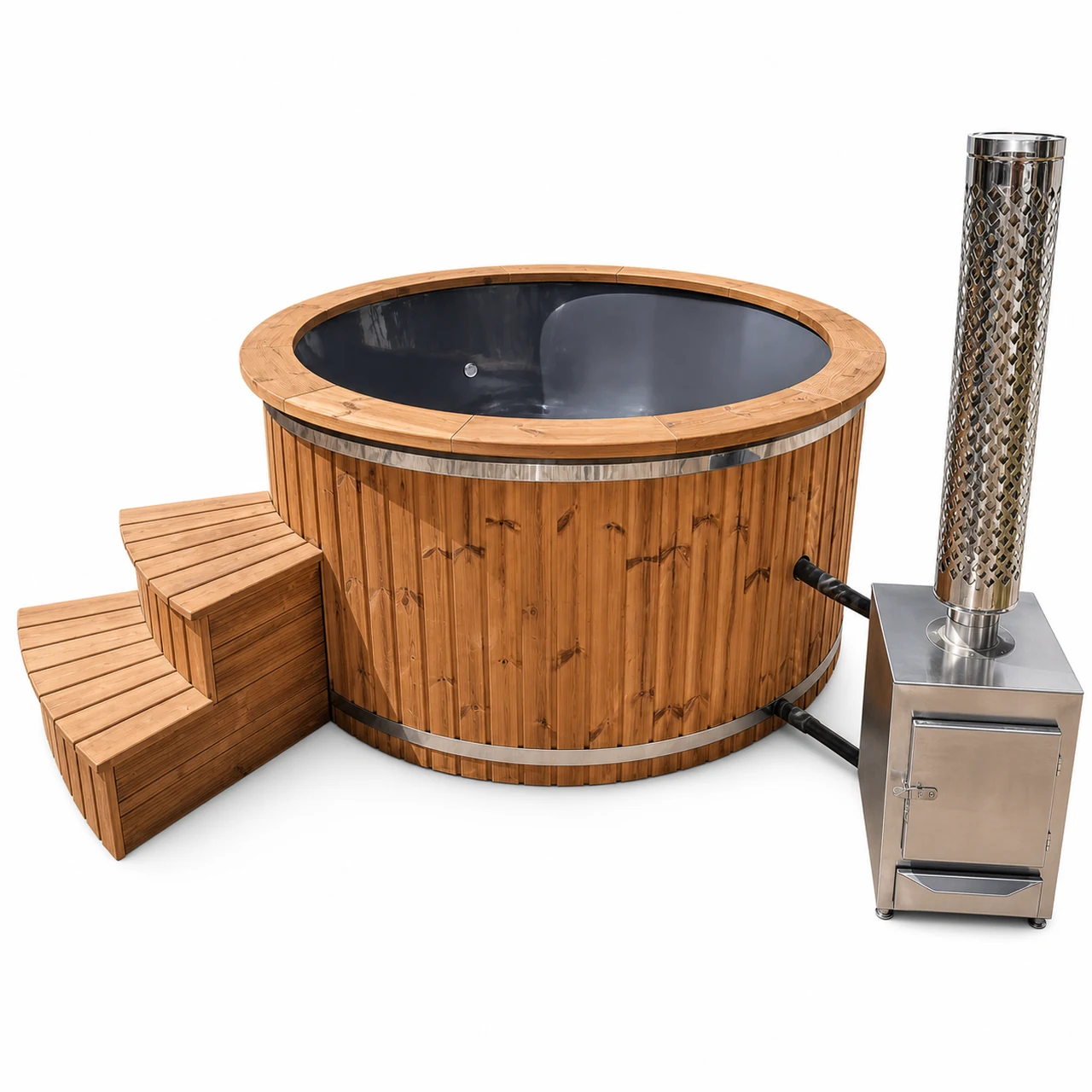 TimberIN Nordic™ External Comfort 1 TimberIN Nordic External Comfort rundes Badefass mit grauem Einsatz, Thermoholz-Verkleidung, Holztreppe und externem Edelstahl-Holzofen samt Schornstein auf weißem Hintergrund.