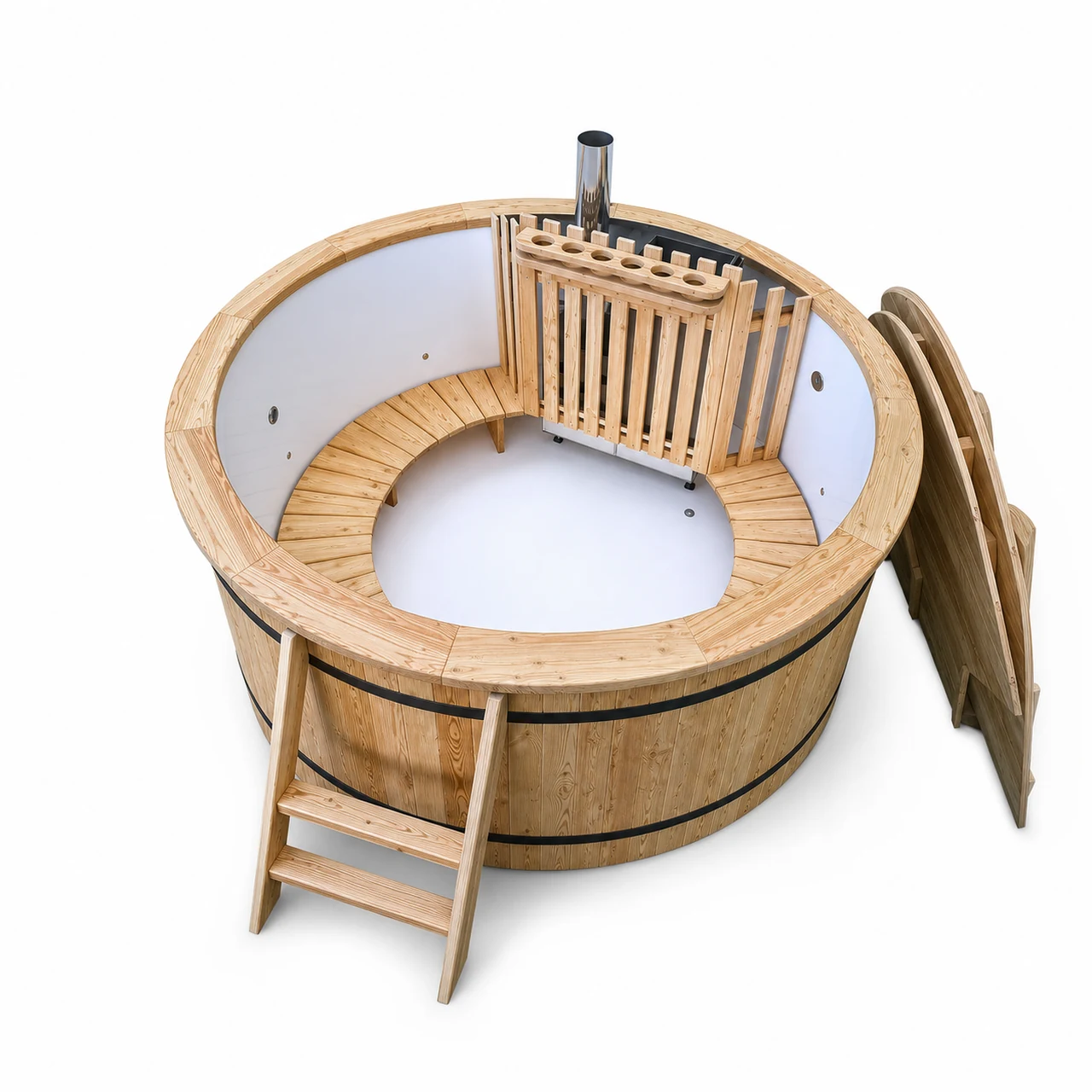 TimberIN Nordic Flex™ 1 TimberIN Nordic Flex rundes Badefass mit Polypropylen-Einsatz, Holzbänken, integriertem Innenofen, Holzleiter und aufgestellter Holzabdeckung auf weißem Hintergrund.