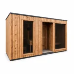 TimberIN Nordic Grand Vista™ 500 – große moderne rechteckige Gartensauna mit senkrechter Holzverkleidung, zurückgesetztem Eingang und mehreren bodentiefen Glasflächen auf weißem Hintergrund.