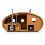 TimberIN Nordic Sauna & Hot Tub Kombi Hobbiton™ – breite ovale Sauna-Badefass-Kombination mit Holzinnenraum, mittigem Ofen, runden Fenstern und integriertem Badebereich auf weißem Hintergrund.