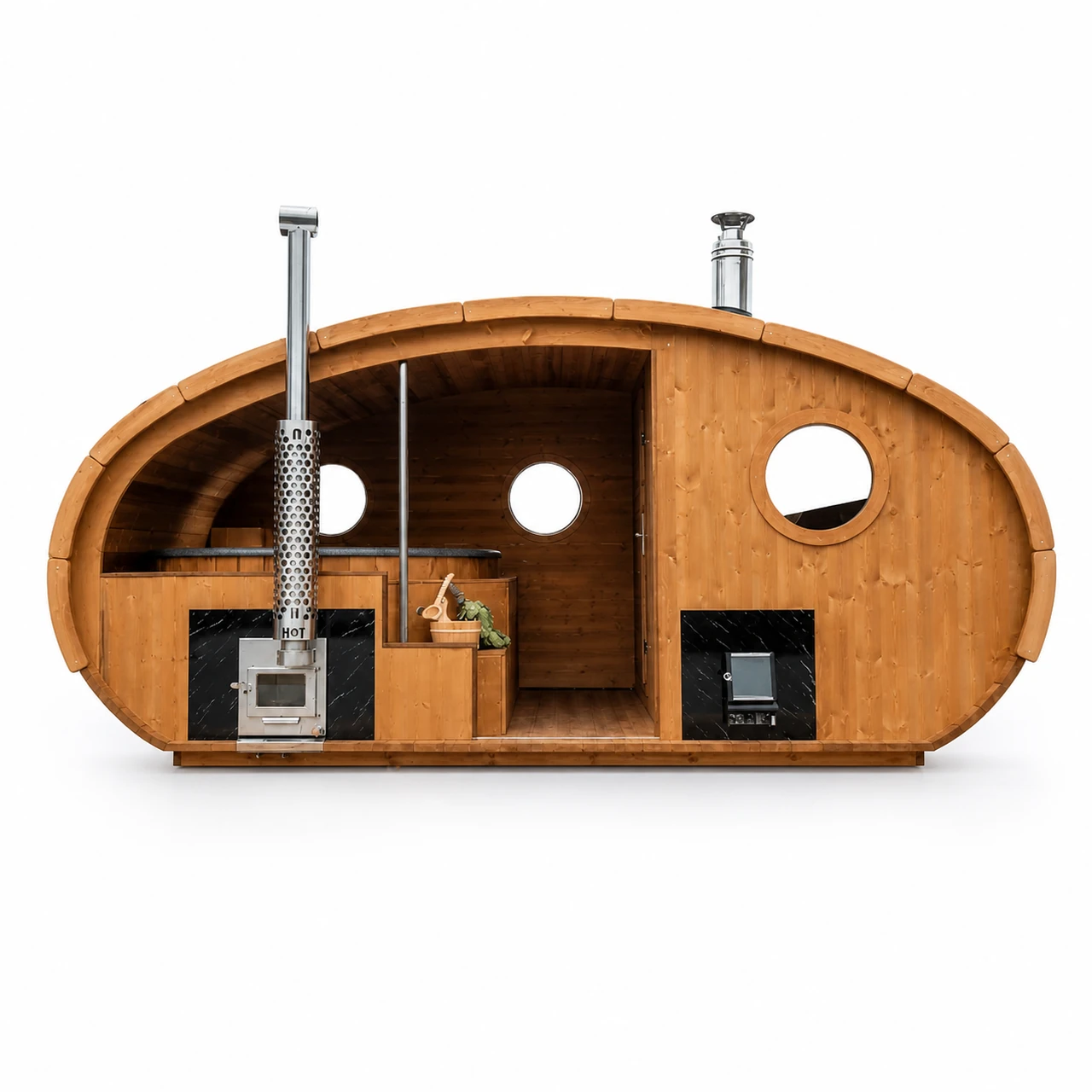 TimberIN Nordic Sauna & Hot Tub Kombi Hobbiton™ 1 TimberIN Nordic Sauna & Hot Tub Kombi Hobbiton™ – breite ovale Sauna-Badefass-Kombination mit Holzinnenraum, mittigem Ofen, runden Fenstern und integriertem Badebereich auf weißem Hintergrund.