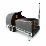 balkon 17 TimberIN Nordic Mobile Sauna Pod & Hot Tub Combo™ – mobile Pod-Sauna-Badefass-Kombination mit dunkler Schindelhülle, offenem Bademodul, Edelstahlschornstein und Straßenanhänger-Fahrgestell auf weißem Hintergrund.