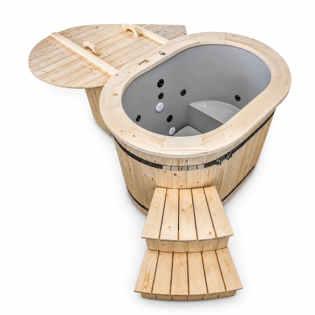 TimberIN Nordic Oval™ Duo 1 TimberIN Nordic Oval™ Duo – ovales Zwei-Personen-Badefass mit heller Holzverkleidung, grauem Formeinsatz, erhöhter Rückenlehne, Holztreppe und passender Abdeckung auf weißem Hintergrund.