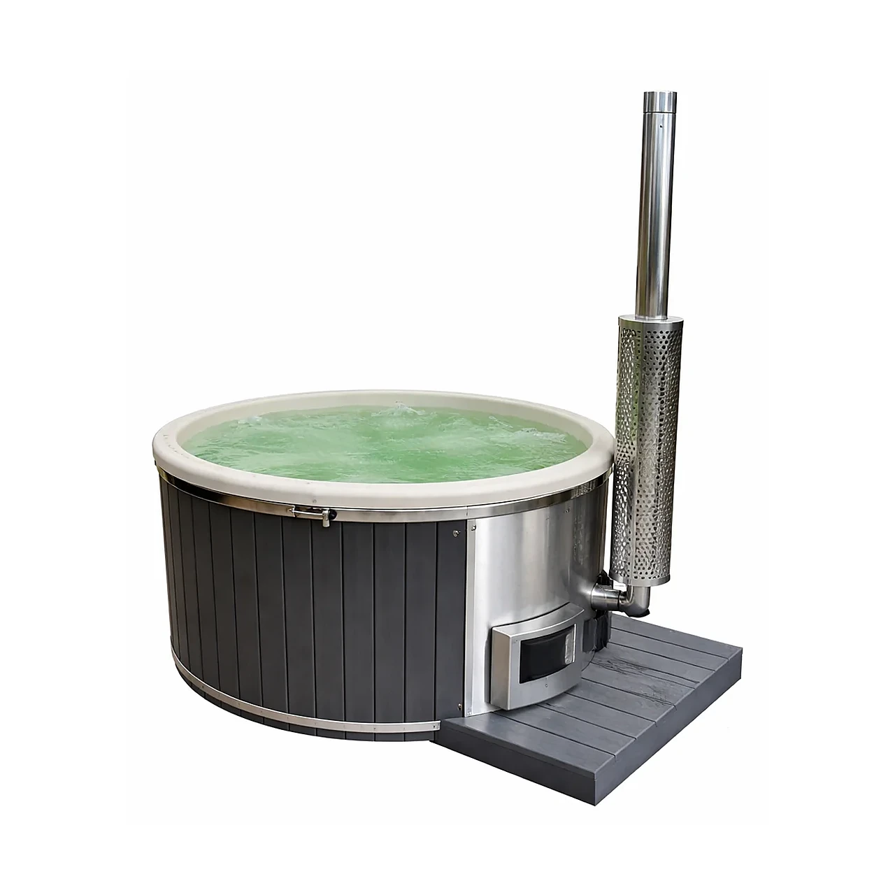 TimberIN Nordic™ Pellet Comfort 1 TimberIN Nordic™ Pellet Comfort – rundes pelletbeheiztes Badefass mit dunkler senkrechter Verkleidung, hellem Einsatz, externem Edelstahl-Pelletofen, Schornstein und Plattform auf weißem Hintergrund.