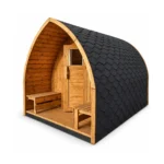 TimberIN Nordic Pod™ Custom – bogenförmige Gartensauna im Pod-Design mit Holzfront, Glastür, geschützten Eingangsbänken und schwarzem Schindeldach auf weißem Hintergrund.