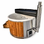 Badefass 2 TimberIN Nordic Rojal Badefass mit grauem GFK-Einsatz, Massagedüsen, Thermoholz-Verkleidung, integriertem Edelstahl-Holzofen, Schornstein, Holztreppe und schwarzer Isolierabdeckung auf weißem Hintergrund.