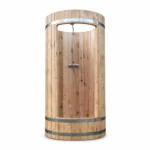 TimberIN Nordic Shower™ Barrel – zylindrische Outdoor-Holzdusche mit Tür, Edelstahlbändern und obenliegendem Duschrohr auf weißem Hintergrund.
