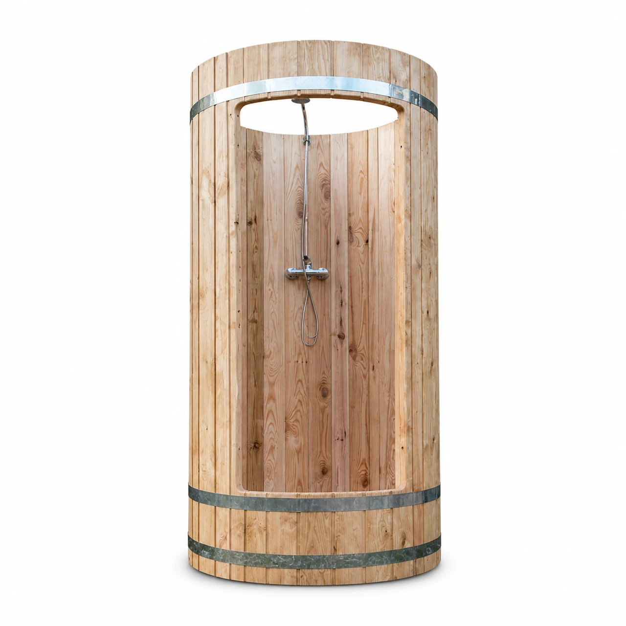 TimberIN Nordic Shower™ Barrel 1 TimberIN Nordic Shower™ Barrel – zylindrische Outdoor-Holzdusche mit Tür, Edelstahlbändern und obenliegendem Duschrohr auf weißem Hintergrund.