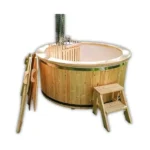 Lieferung 9 TimberIN Nordic™ Snorkel Compact – rundes Holz-Badefass mit hellem Einsatz, innenliegendem Snorkel-Ofen, hohem Schornstein, Holztreppe, Leiter und Paddel auf weißem Hintergrund.