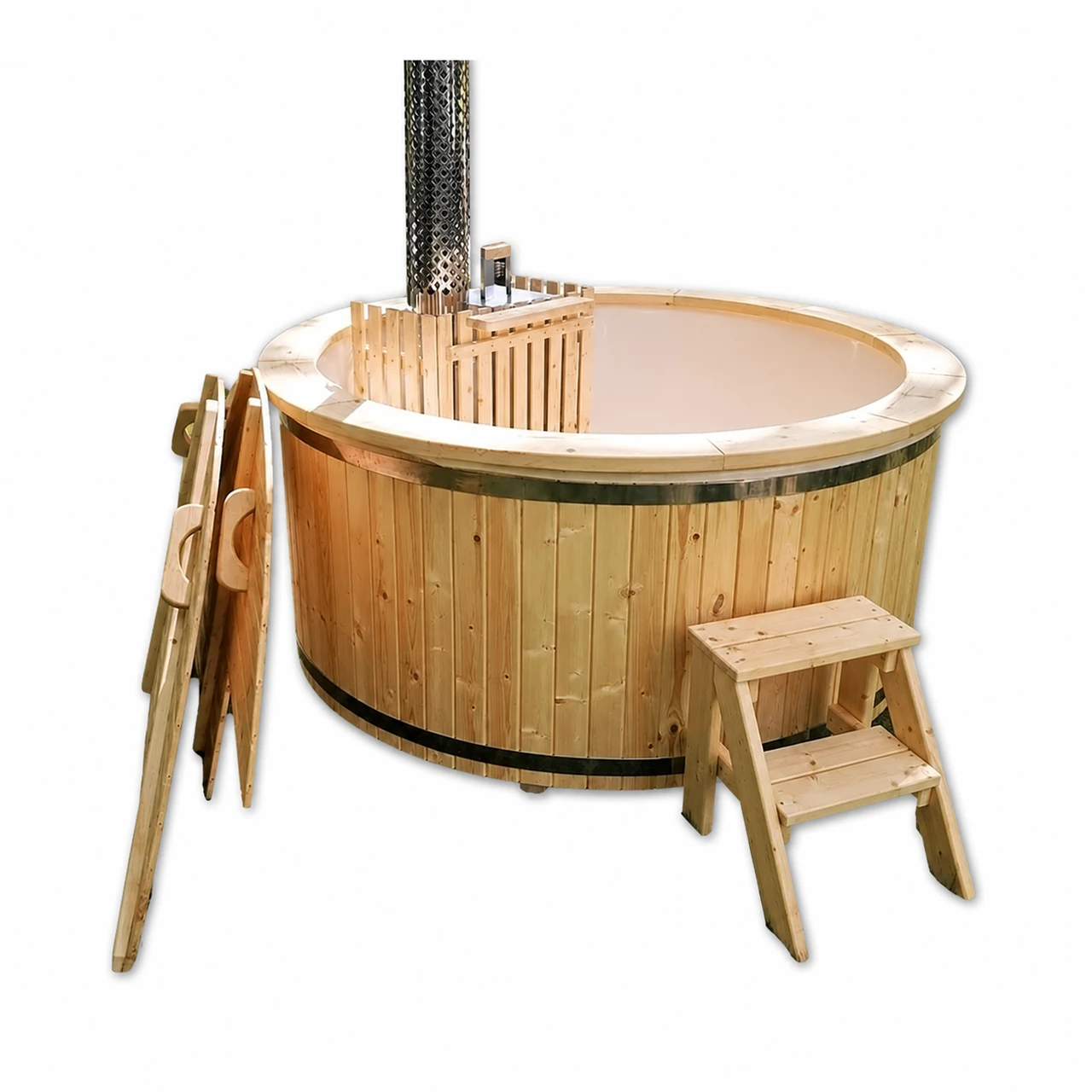 TimberIN Nordic™ Snorkel Compact 1 TimberIN Nordic™ Snorkel Compact – rundes Holz-Badefass mit hellem Einsatz, innenliegendem Snorkel-Ofen, hohem Schornstein, Holztreppe, Leiter und Paddel auf weißem Hintergrund.