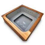 Badefass 6 TimberIN Nordic Square quadratisches Badefass mit grauem geformtem Einsatz, umlaufender Sitzbank, vertieftem Fußraum und Massagedüsen auf weißem Hintergrund.