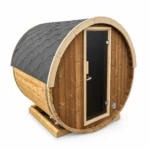 TimberIN Nordic Terrace™ 160 Electric – kompakte Zwei-Personen-Terrassen-Fasssauna mit heller Holzverkleidung, grauem Schindeldach und vollhoher Glaseingangstür auf weißem Hintergrund.