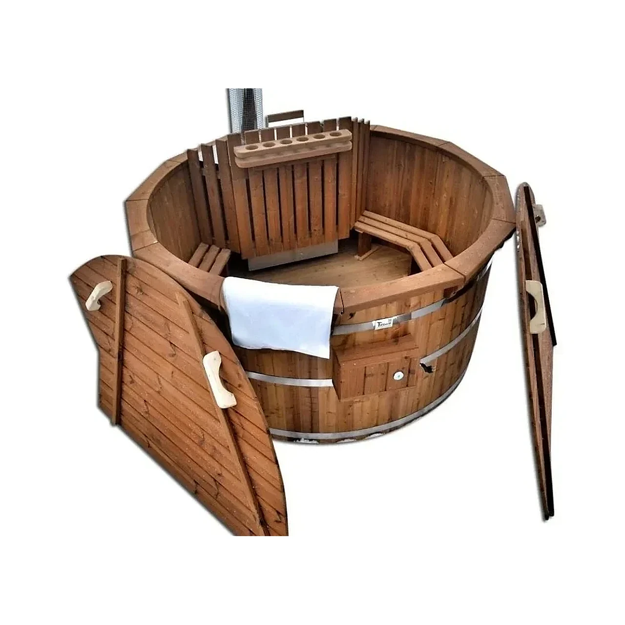 TimberIN Nordic™ Thermowood Deluxe 1 TimberIN Nordic™ Thermowood Deluxe – rundes Thermoholz-Badefass mit Holzinnenraum, erhöhter Rückenlehne, integriertem Holzofen und Schornstein, Holztreppe und Paddel auf weißem Hintergrund.