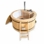 Badefass 5 TimberIN Nordic Value rundes Badefass mit heller Holzverkleidung, weißem Einsatz, geschütztem Innenofen, Schornstein, Holzleiter und aufgestellter Holzabdeckung auf weißem Hintergrund.