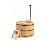 Lieferung 16 TimberIN Nordic™ Wooden Basic – rundes Vollholz-Badefass aus heller Fichte mit gebogenen Holzbänken, geschütztem Innenofen, Schornstein, Holztreppe und passendem Holzdeckel auf weißem Hintergrund.