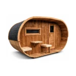 balkon 6 TimberIN Nordic Oval™ Terrace – ovale Terrassensauna mit Thermoholzfront, schwarzer Schindelhülle, verglastem Eingang, überdachten Vorplatzbänken und Schornstein auf weißem Hintergrund.