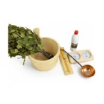 Badefass Zubehör 7 Harvia Sauna-Set – Sauna-Zubehörset mit Holzeimer und Kelle, Birkenquast, Thermometer und Hygrometer, Duftöl und Kupferschale auf weißem Hintergrund.