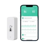 Badefass Zubehör 11 Smart Thermometer für Whirlpools – kabelloser Temperatursensor für Badefässer neben einem Smartphone mit geöffneter App zur Live-Temperaturüberwachung auf weißem Hintergrund.